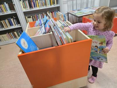 bibliotheek en kinderen bij peuterboekenkar2